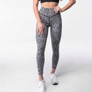 NEW balance athletica the ascend pant legging snow leopard midnight print size L